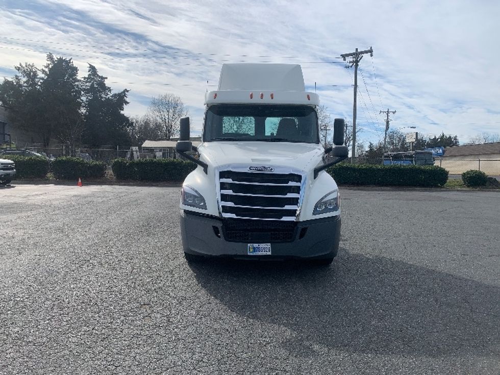 Day Cab Tractor-Heavy Duty Tractors-Freightliner-2019-T12664ST-Charlotte-NC-707,808\n\t\tmiles-$ 23,250 - Image 2