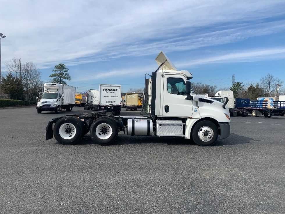Day Cab Tractor-Heavy Duty Tractors-Freightliner-2019-T12664ST-Charlotte-NC-707,808\n\t\tmiles-$ 23,250 - Image 8