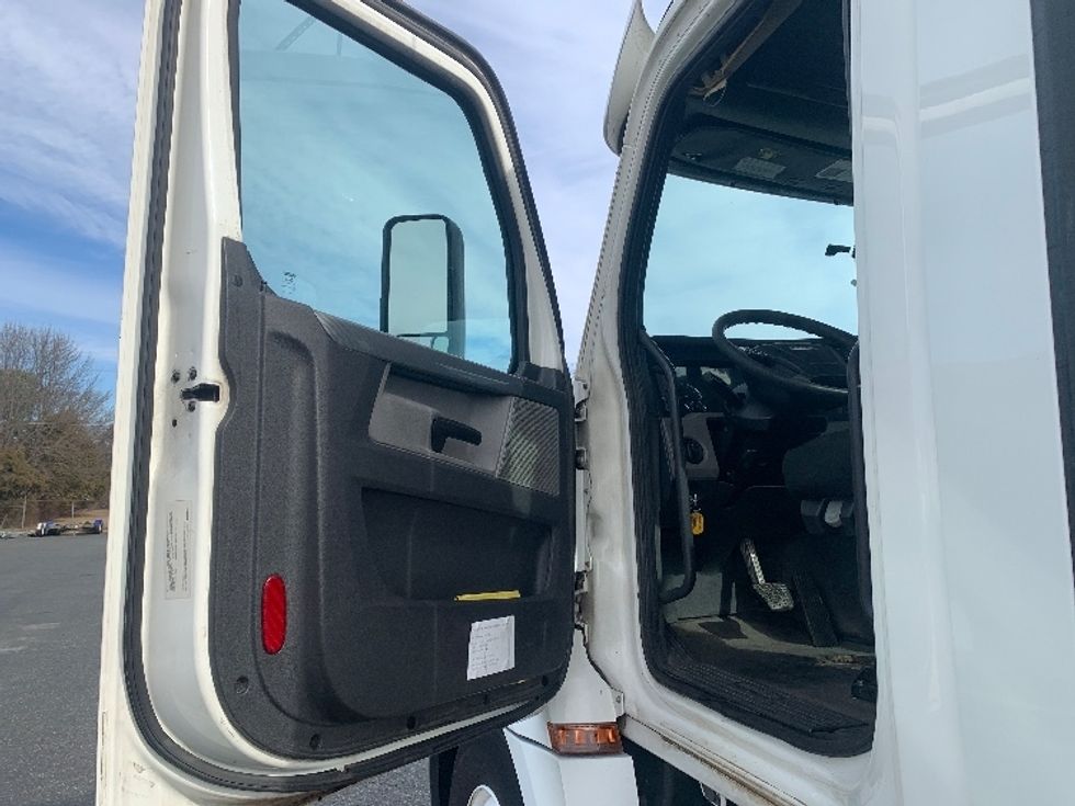 Day Cab Tractor-Heavy Duty Tractors-Freightliner-2019-T12664ST-Charlotte-NC-707,808\n\t\tmiles-$ 23,250 - Image 9