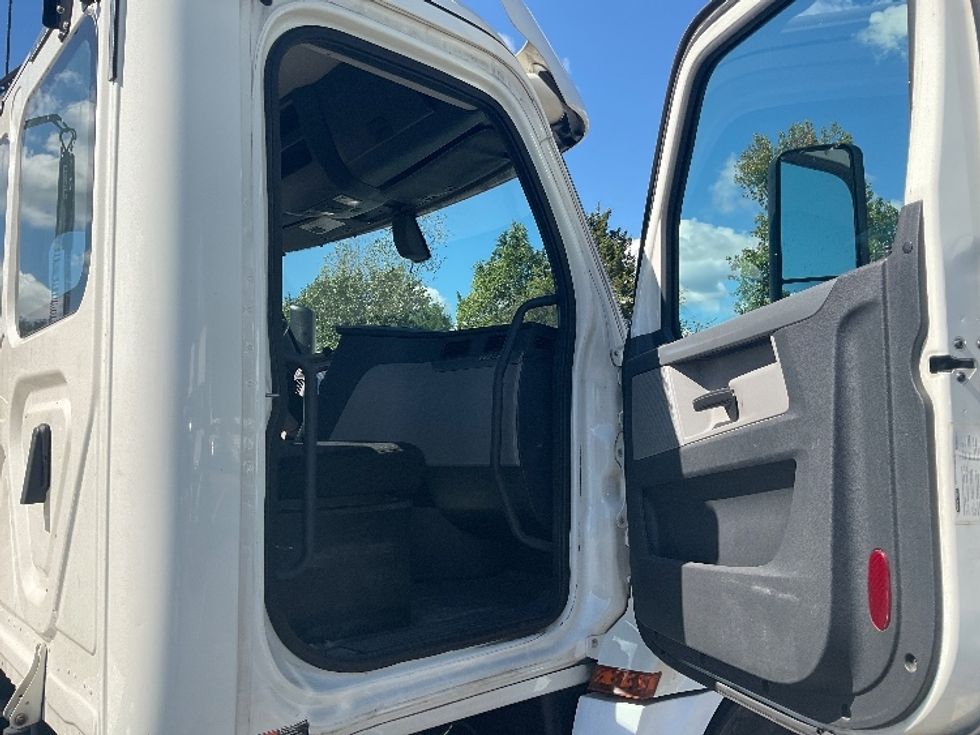 Day Cab Tractor-Heavy Duty Tractors-Freightliner-2019-T12664ST-Chattanooga-TN-719,916\n\t\tmiles-$ 25,250 - Image 12