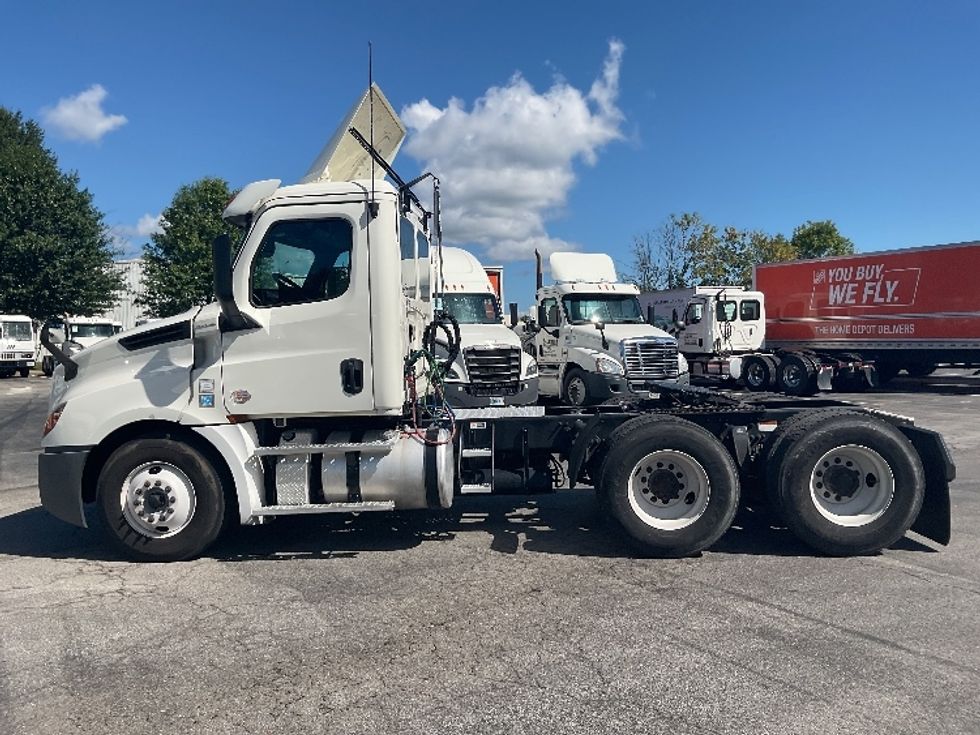 Day Cab Tractor-Heavy Duty Tractors-Freightliner-2019-T12664ST-Chattanooga-TN-719,916\n\t\tmiles-$ 25,250 - Image 4