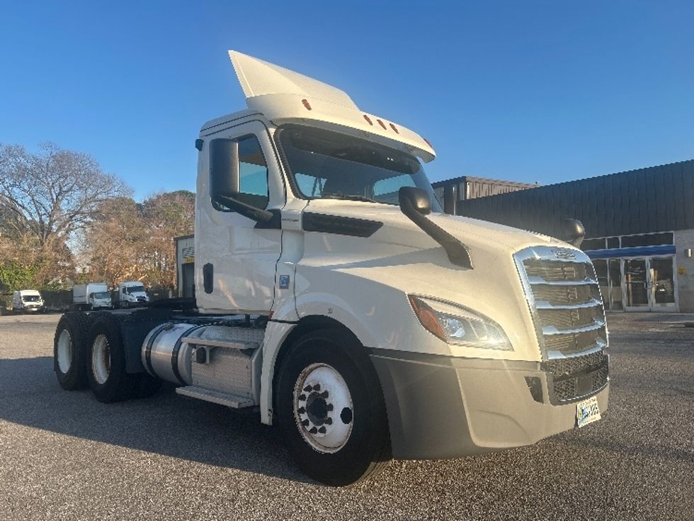 Day Cab Tractor-Heavy Duty Tractors-Freightliner-2019-T12664ST-Chesapeake-VA-339,493\n\t\tmiles-$ 47,500 - Image 1