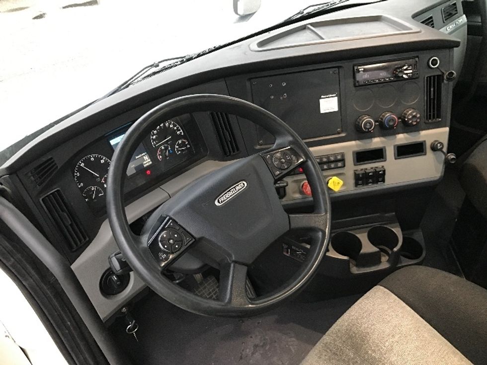 Day Cab Tractor-Heavy Duty Tractors-Freightliner-2019-T12664ST-Chesapeake-VA-339,493\n\t\tmiles-$ 47,500 - Image 10