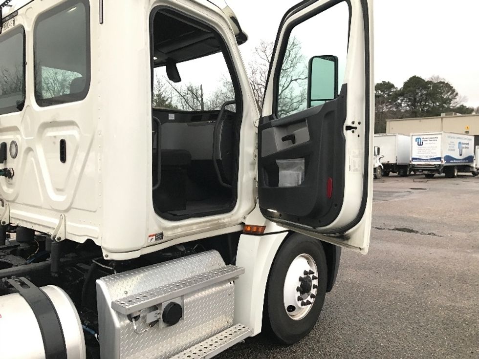 Day Cab Tractor-Heavy Duty Tractors-Freightliner-2019-T12664ST-Chesapeake-VA-339,493\n\t\tmiles-$ 47,500 - Image 12