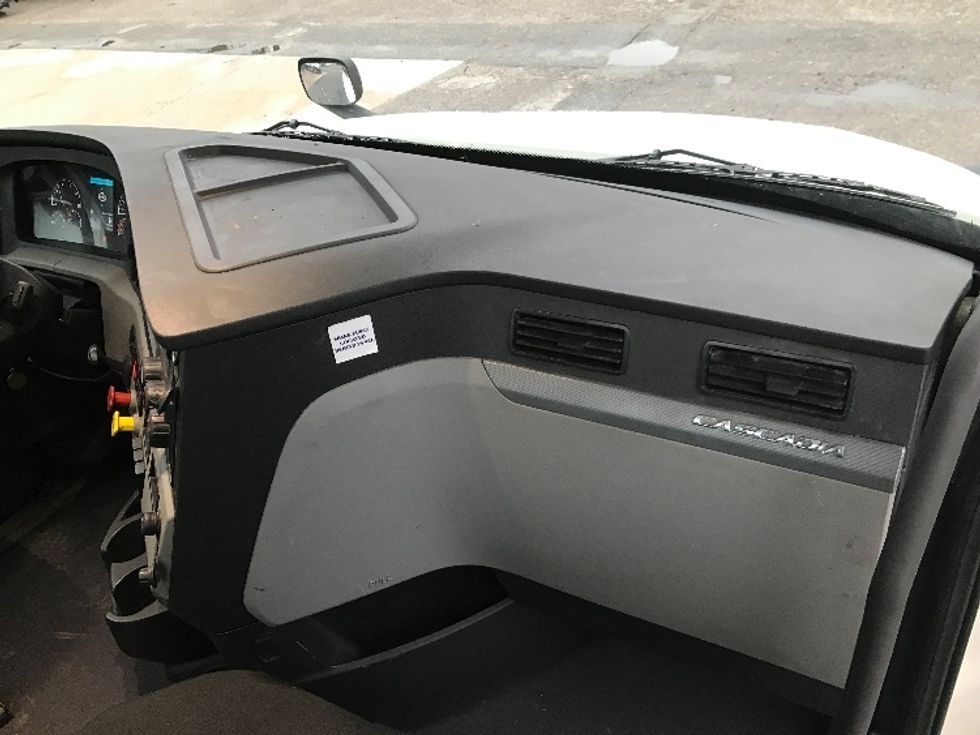 Day Cab Tractor-Heavy Duty Tractors-Freightliner-2019-T12664ST-Chesapeake-VA-339,493\n\t\tmiles-$ 47,500 - Image 13