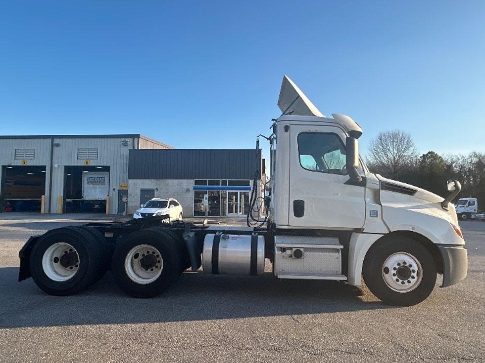 Day Cab Tractor-Heavy Duty Tractors-Freightliner-2019-T12664ST-Chesapeake-VA-339,493\n\t\tmiles-$ 47,500 - Image 8