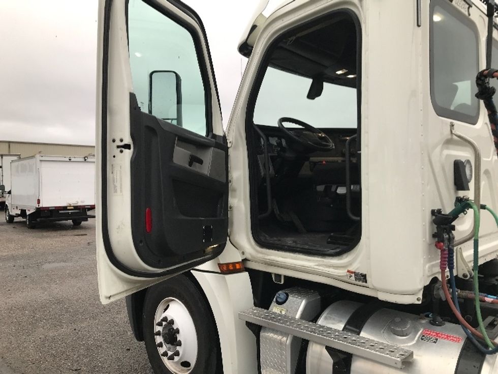 Day Cab Tractor-Heavy Duty Tractors-Freightliner-2019-T12664ST-Chesapeake-VA-339,493\n\t\tmiles-$ 47,500 - Image 9