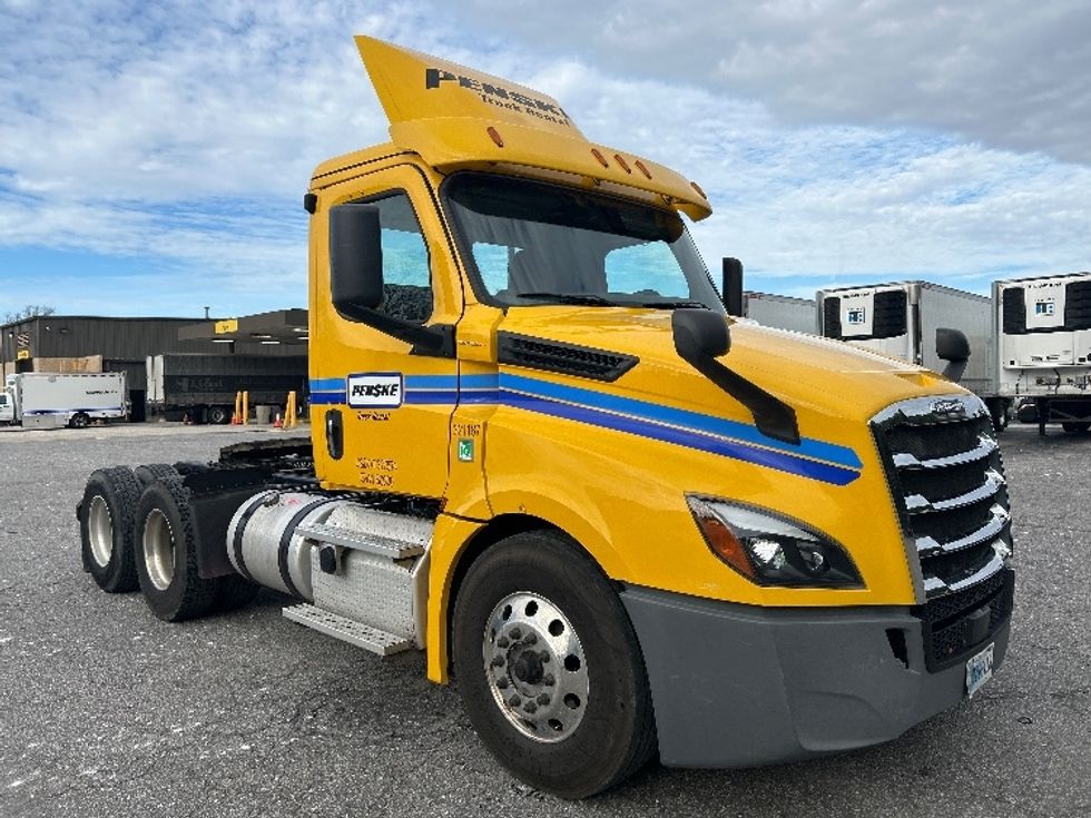 Day Cab Tractor-Heavy Duty Tractors-Freightliner-2019-T12664ST-Chesapeake-VA-443,845\n\t\tmiles-$ 36,250 - Image 1