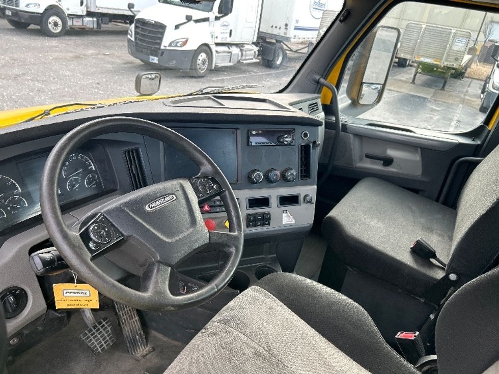 Day Cab Tractor-Heavy Duty Tractors-Freightliner-2019-T12664ST-Chesapeake-VA-443,845\n\t\tmiles-$ 36,250 - Image 10