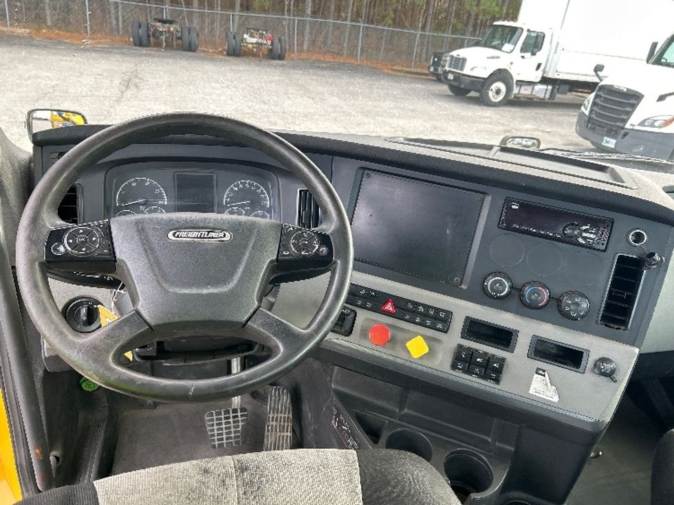 Day Cab Tractor-Heavy Duty Tractors-Freightliner-2019-T12664ST-Chesapeake-VA-443,845\n\t\tmiles-$ 36,250 - Image 11
