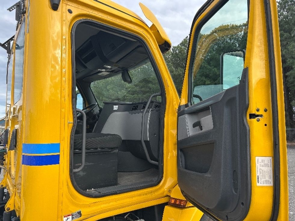 Day Cab Tractor-Heavy Duty Tractors-Freightliner-2019-T12664ST-Chesapeake-VA-443,845\n\t\tmiles-$ 36,250 - Image 12