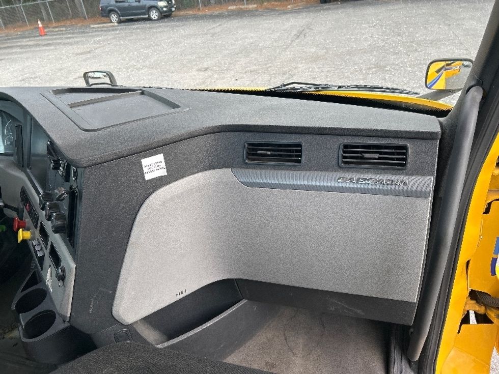 Day Cab Tractor-Heavy Duty Tractors-Freightliner-2019-T12664ST-Chesapeake-VA-443,845\n\t\tmiles-$ 36,250 - Image 13