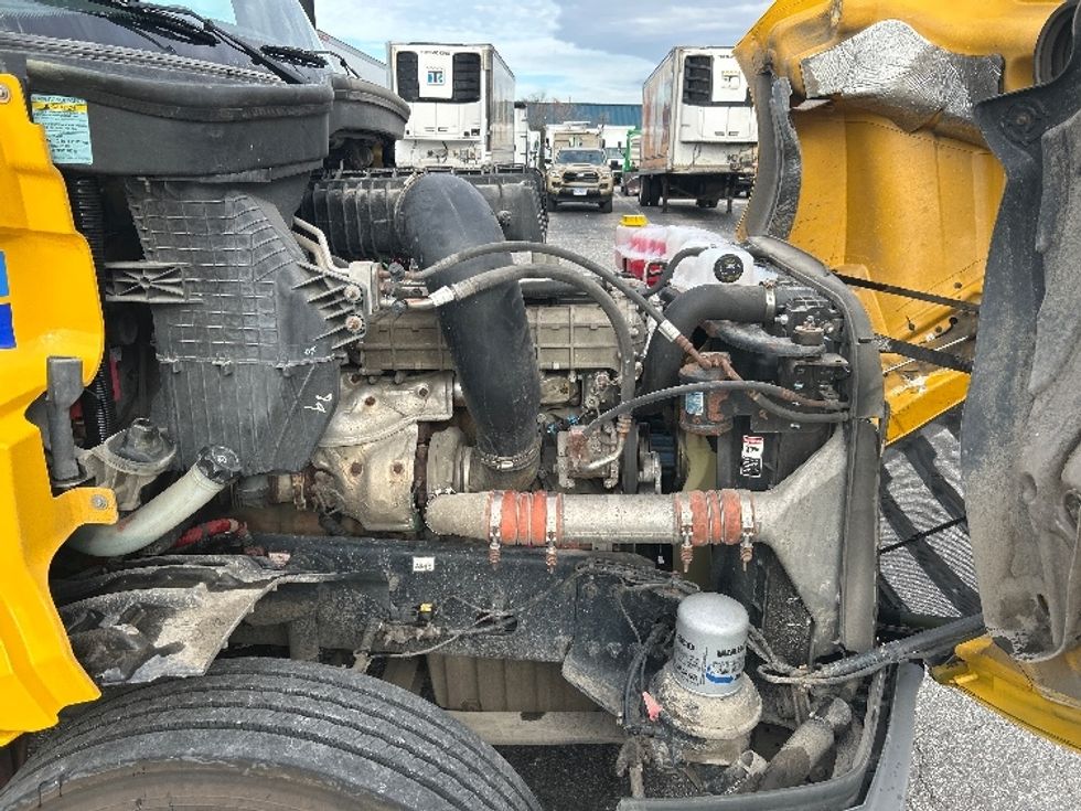 Day Cab Tractor-Heavy Duty Tractors-Freightliner-2019-T12664ST-Chesapeake-VA-443,845\n\t\tmiles-$ 36,250 - Image 15