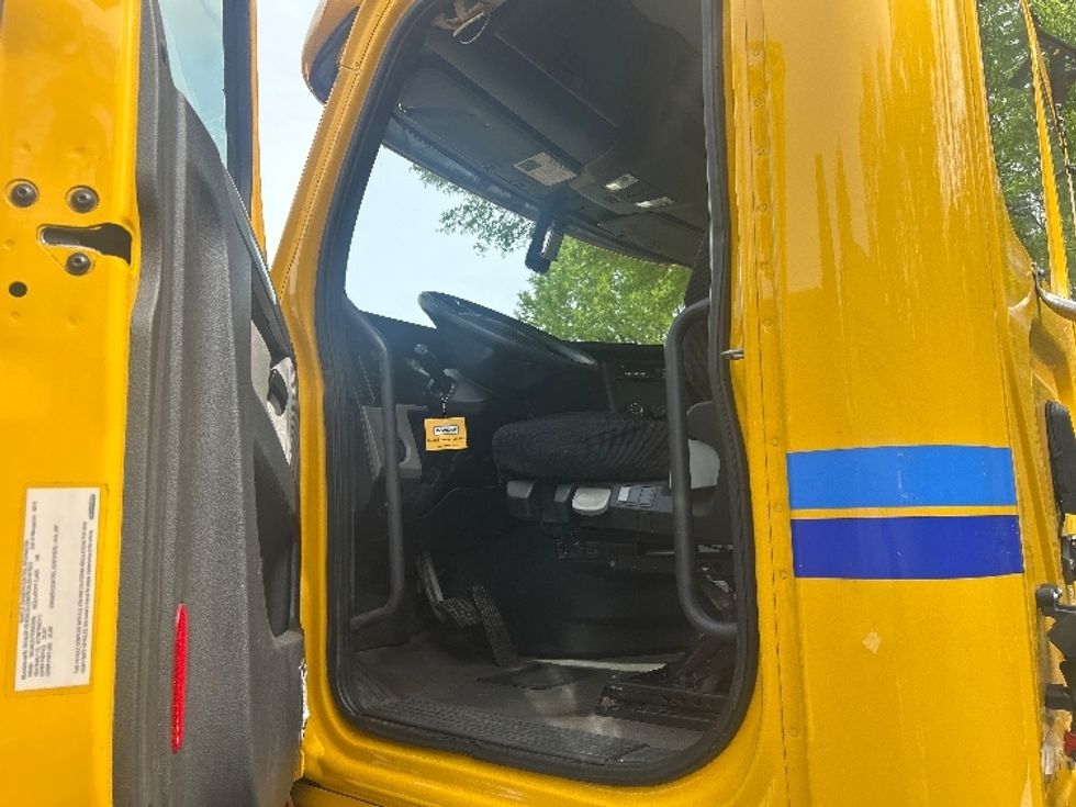 Day Cab Tractor-Heavy Duty Tractors-Freightliner-2019-T12664ST-Chesapeake-VA-443,845\n\t\tmiles-$ 36,250 - Image 9