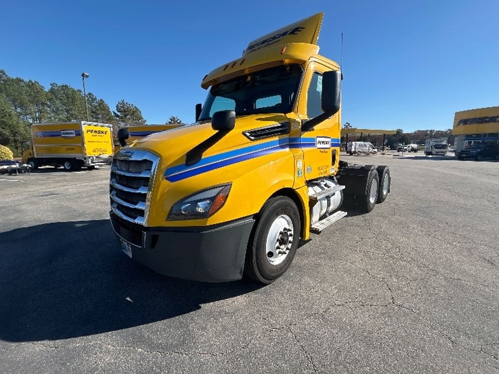 Day Cab Tractor-Heavy Duty Tractors-Freightliner-2019-T12664ST-Chester-VA-380,798\n\t\tmiles-$ 42,250 - Image 1
