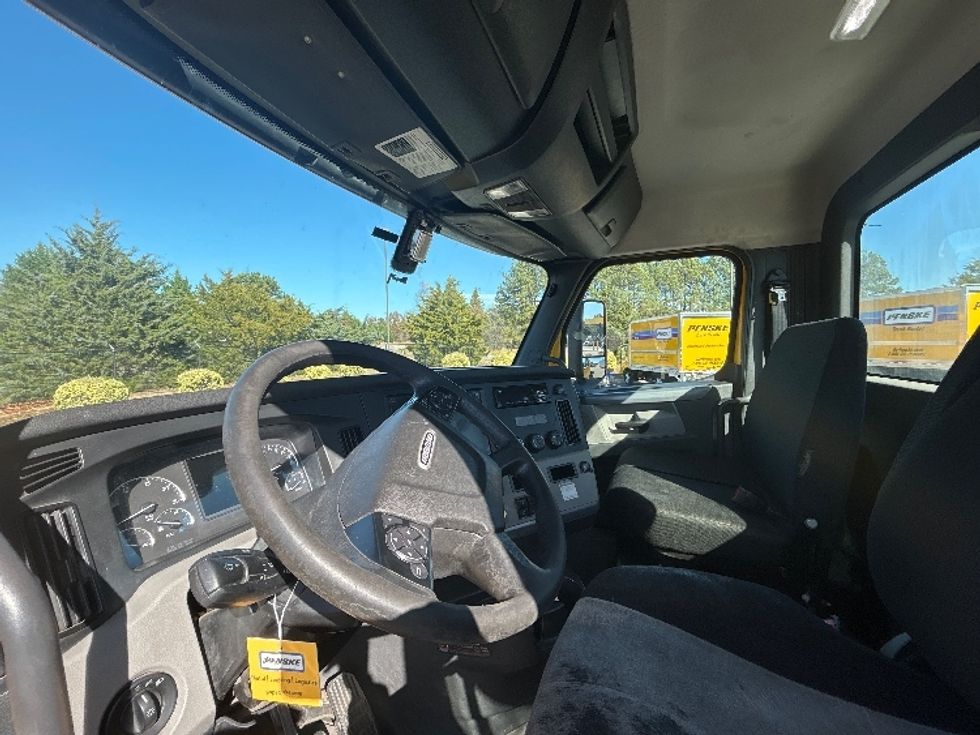 Day Cab Tractor-Heavy Duty Tractors-Freightliner-2019-T12664ST-Chester-VA-380,798\n\t\tmiles-$ 42,250 - Image 10