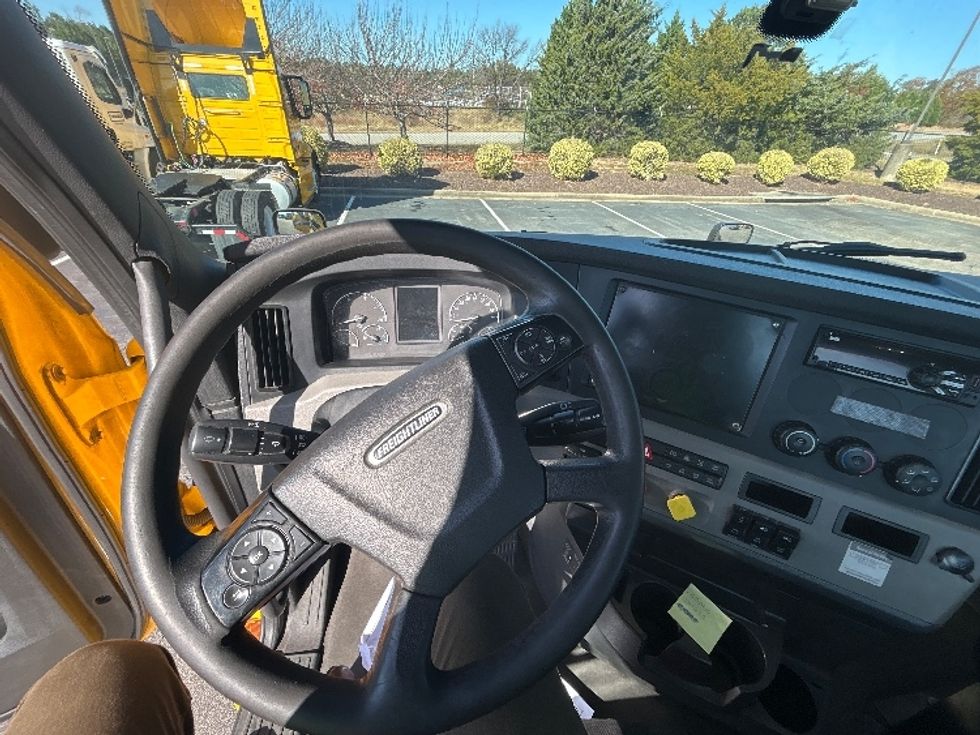 Day Cab Tractor-Heavy Duty Tractors-Freightliner-2019-T12664ST-Chester-VA-380,798\n\t\tmiles-$ 42,250 - Image 11