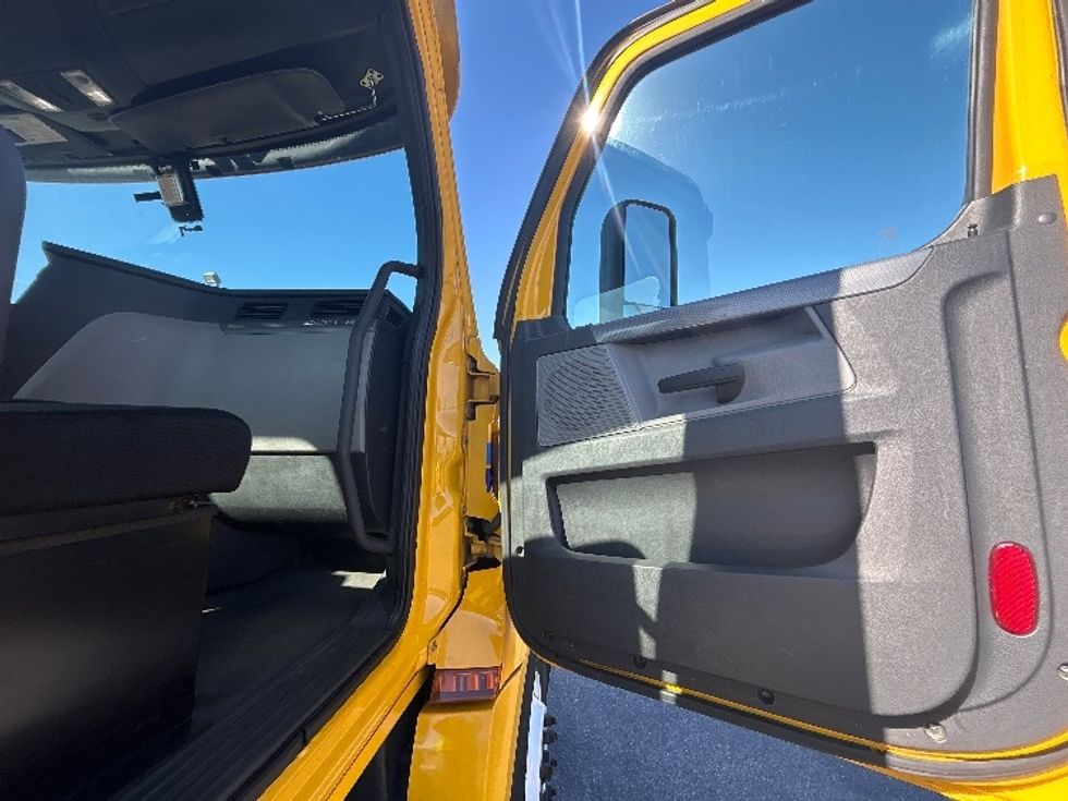 Day Cab Tractor-Heavy Duty Tractors-Freightliner-2019-T12664ST-Chester-VA-380,798\n\t\tmiles-$ 42,250 - Image 12