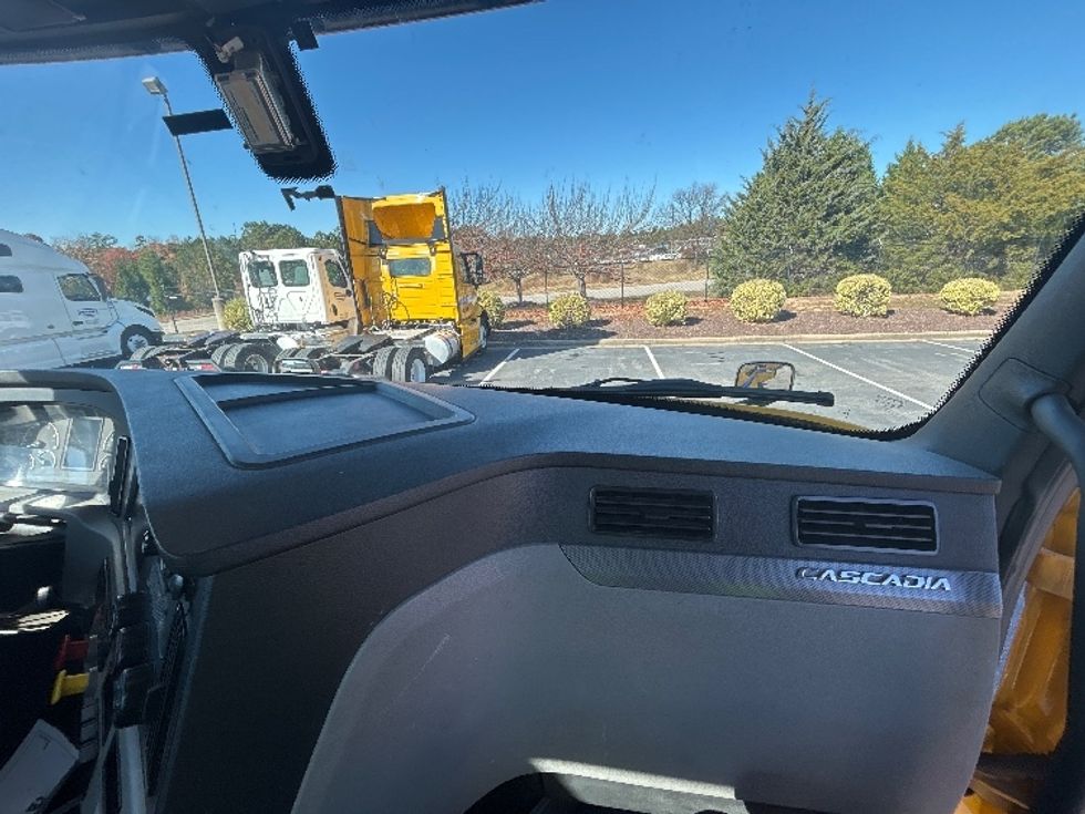 Day Cab Tractor-Heavy Duty Tractors-Freightliner-2019-T12664ST-Chester-VA-380,798\n\t\tmiles-$ 42,250 - Image 13