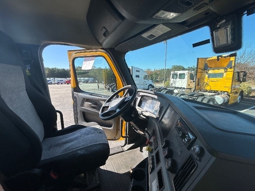 Day Cab Tractor-Heavy Duty Tractors-Freightliner-2019-T12664ST-Chester-VA-380,798\n\t\tmiles-$ 42,250 - Image 14