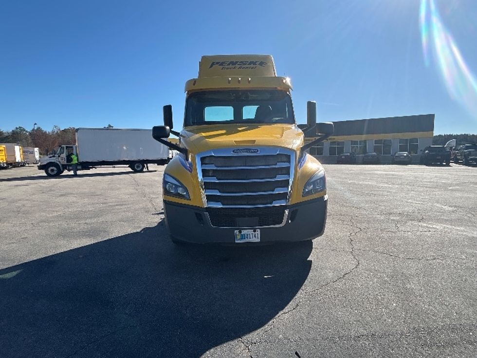 Day Cab Tractor-Heavy Duty Tractors-Freightliner-2019-T12664ST-Chester-VA-380,798\n\t\tmiles-$ 42,250 - Image 2