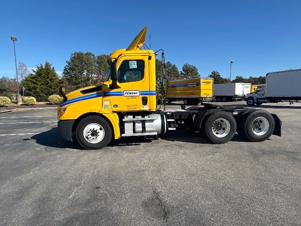 Day Cab Tractor-Heavy Duty Tractors-Freightliner-2019-T12664ST-Chester-VA-380,798\n\t\tmiles-$ 42,250 - Image 4