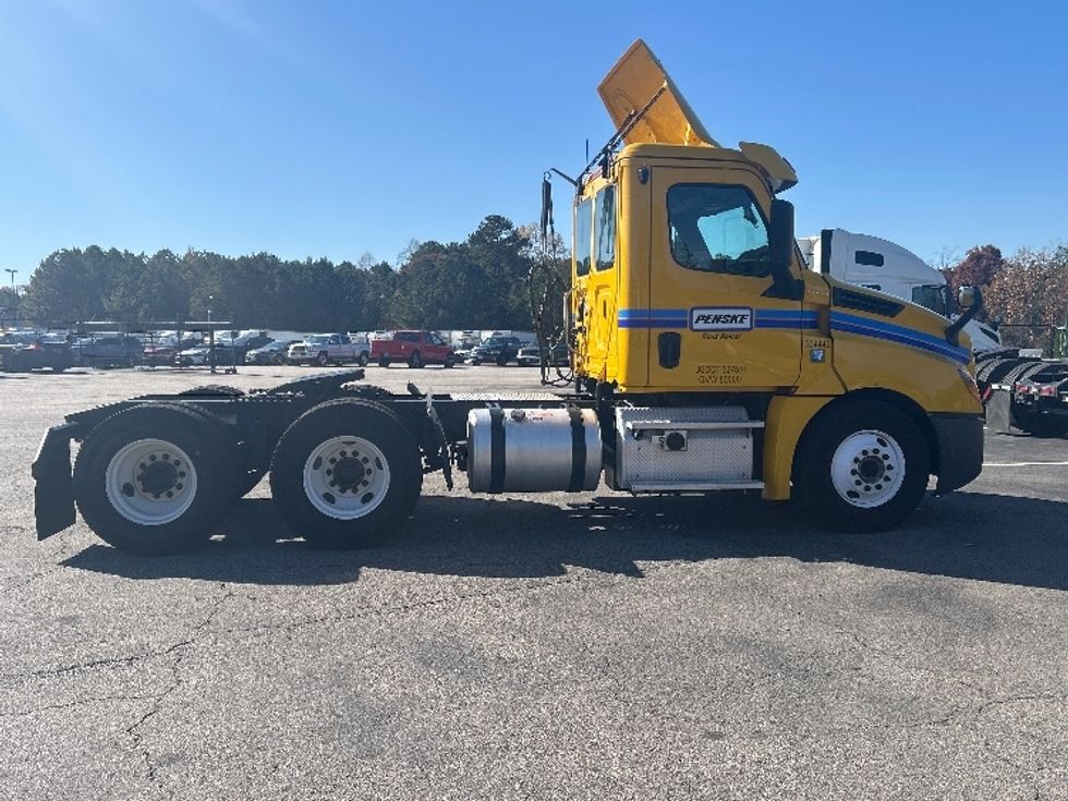 Day Cab Tractor-Heavy Duty Tractors-Freightliner-2019-T12664ST-Chester-VA-380,798\n\t\tmiles-$ 42,250 - Image 8