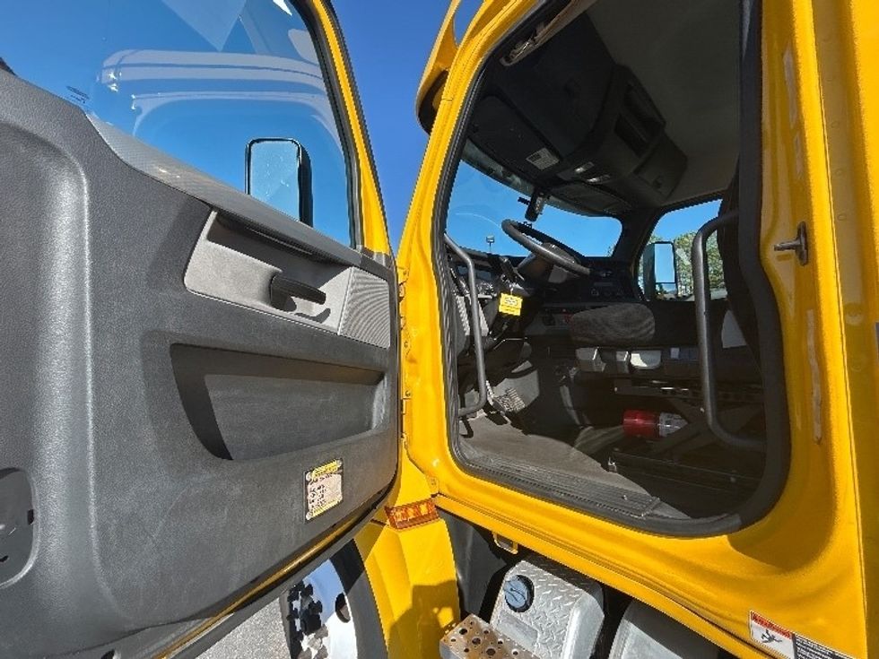 Day Cab Tractor-Heavy Duty Tractors-Freightliner-2019-T12664ST-Chester-VA-380,798\n\t\tmiles-$ 42,250 - Image 9