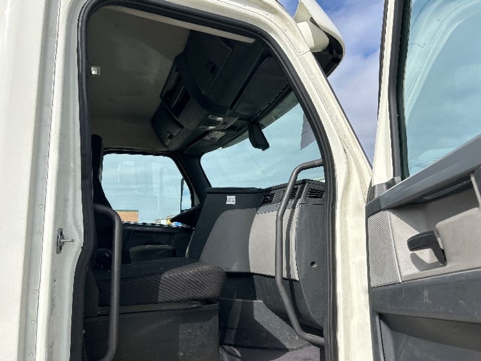 Day Cab Tractor-Heavy Duty Tractors-Freightliner-2019-T12664ST-Chicago (Melrose Park)-IL-216,300\n\t\tmiles-$ 51,000 - Image 12