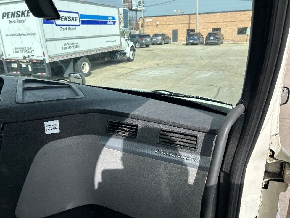 Day Cab Tractor-Heavy Duty Tractors-Freightliner-2019-T12664ST-Chicago (Melrose Park)-IL-216,300\n\t\tmiles-$ 51,000 - Image 13