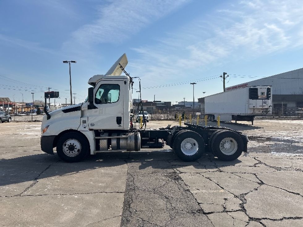 Day Cab Tractor-Heavy Duty Tractors-Freightliner-2019-T12664ST-Chicago (Melrose Park)-IL-216,300\n\t\tmiles-$ 51,000 - Image 4