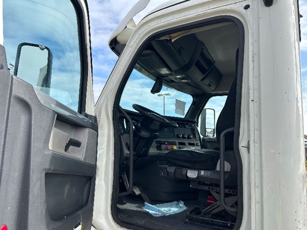 Day Cab Tractor-Heavy Duty Tractors-Freightliner-2019-T12664ST-Chicago (Melrose Park)-IL-216,300\n\t\tmiles-$ 51,000 - Image 9