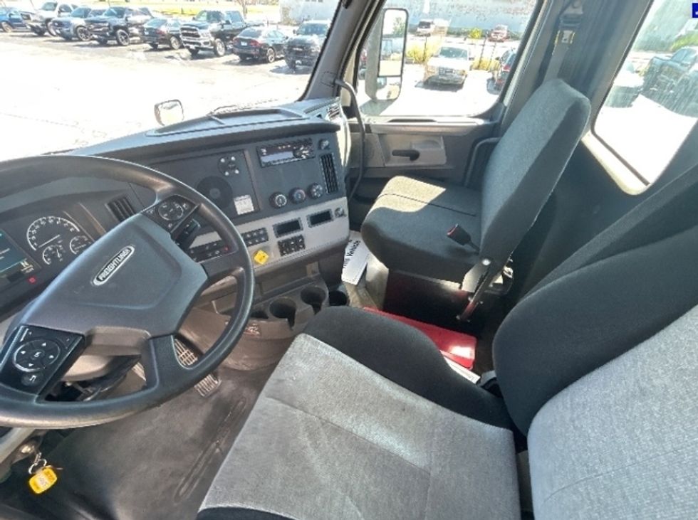 Day Cab Tractor-Heavy Duty Tractors-Freightliner-2019-T12664ST-Chicago (Melrose Park)-IL-442,092\n\t\tmiles-$ 40,000 - Image 10