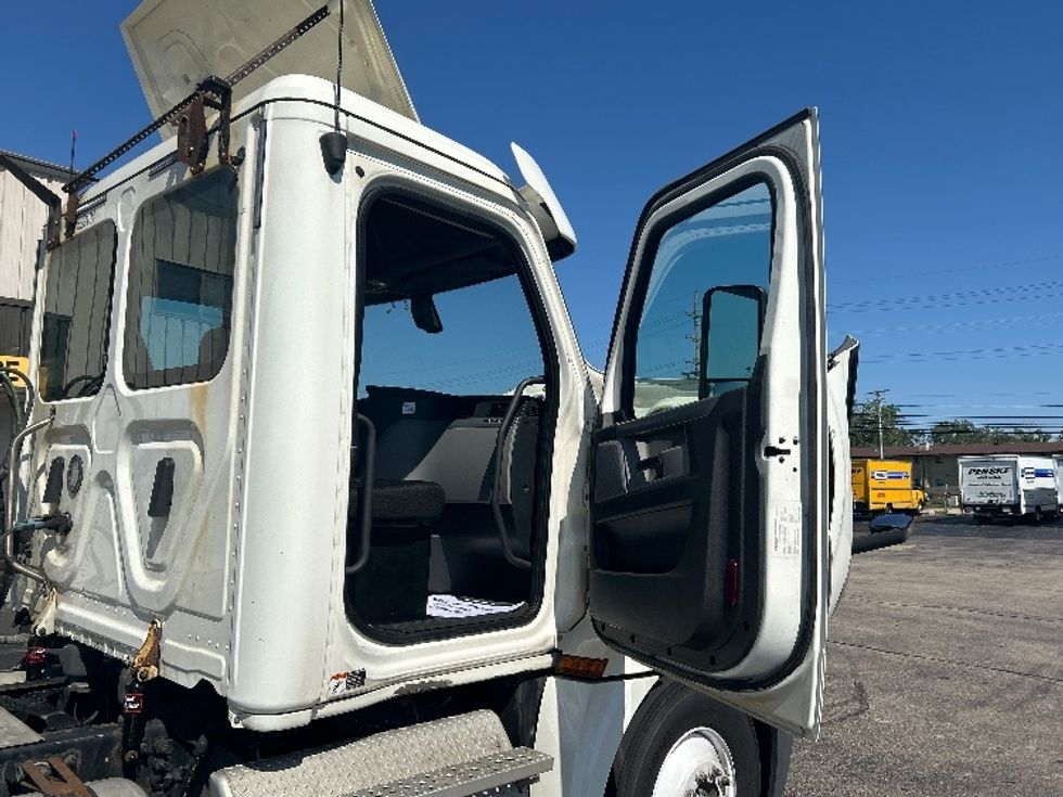 Day Cab Tractor-Heavy Duty Tractors-Freightliner-2019-T12664ST-Chicago (Melrose Park)-IL-442,092\n\t\tmiles-$ 40,000 - Image 11