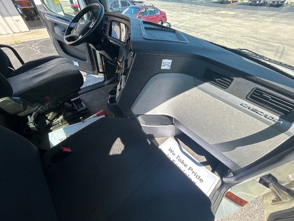 Day Cab Tractor-Heavy Duty Tractors-Freightliner-2019-T12664ST-Chicago (Melrose Park)-IL-442,092\n\t\tmiles-$ 40,000 - Image 13