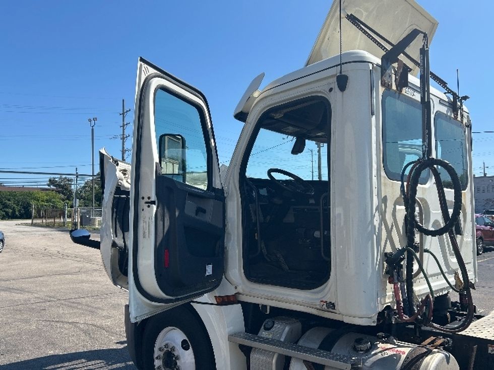 Day Cab Tractor-Heavy Duty Tractors-Freightliner-2019-T12664ST-Chicago (Melrose Park)-IL-442,092\n\t\tmiles-$ 40,000 - Image 9