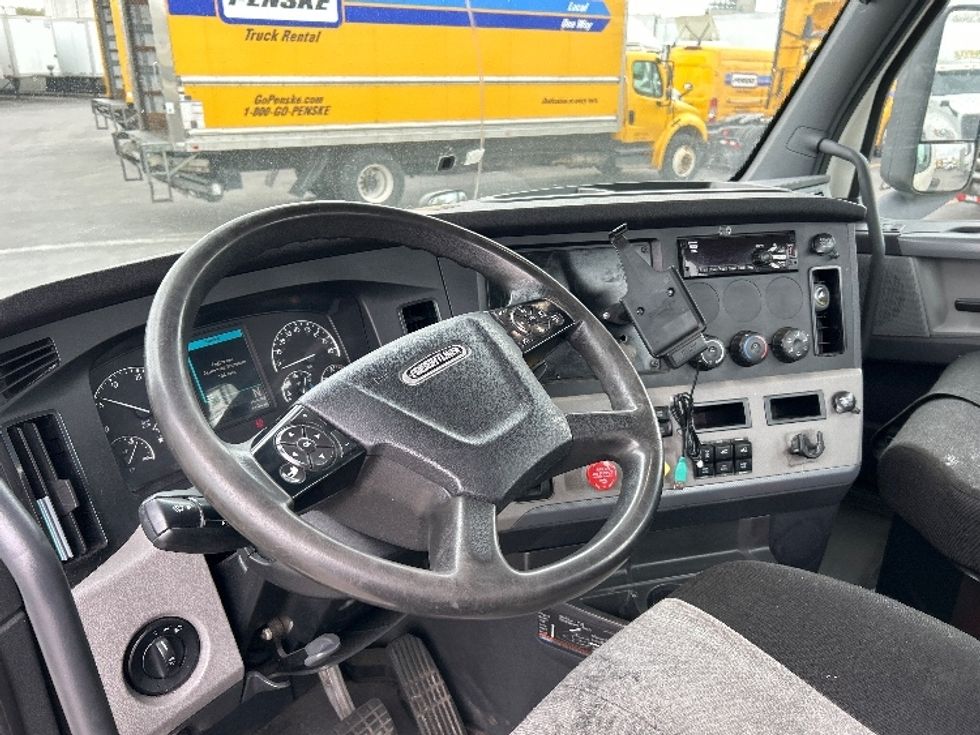 Day Cab Tractor-Heavy Duty Tractors-Freightliner-2019-T12664ST-Chicago (Melrose Park)-IL-450,396\n\t\tmiles-$ 49,250 - Image 10