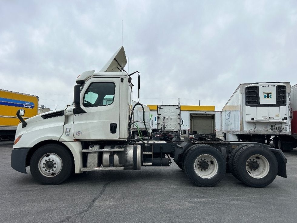 Day Cab Tractor-Heavy Duty Tractors-Freightliner-2019-T12664ST-Chicago (Melrose Park)-IL-450,396\n\t\tmiles-$ 49,250 - Image 4