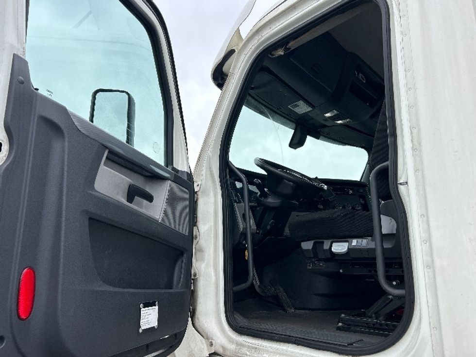 Day Cab Tractor-Heavy Duty Tractors-Freightliner-2019-T12664ST-Chicago (Melrose Park)-IL-450,396\n\t\tmiles-$ 49,250 - Image 9