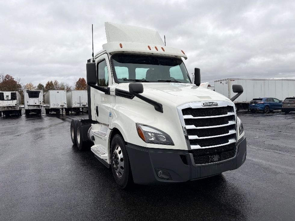 Day Cab Tractor-Heavy Duty Tractors-Freightliner-2019-T12664ST-Chicopee-MA-277,502\n\t\tmiles-$ 46,500 - Image 1