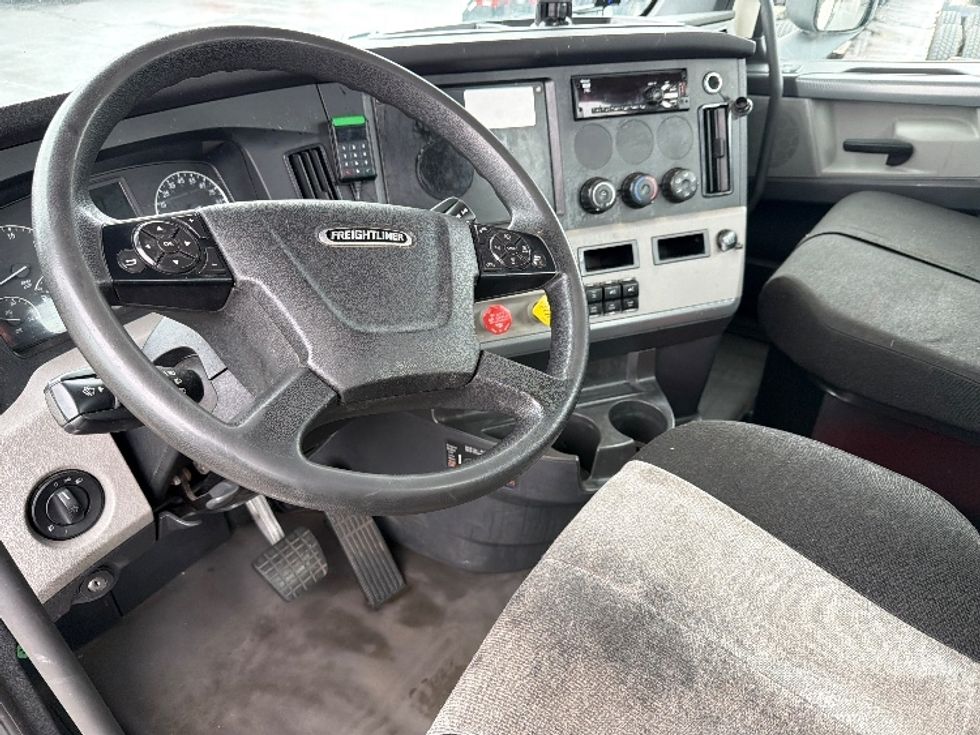 Day Cab Tractor-Heavy Duty Tractors-Freightliner-2019-T12664ST-Chicopee-MA-277,502\n\t\tmiles-$ 46,500 - Image 10