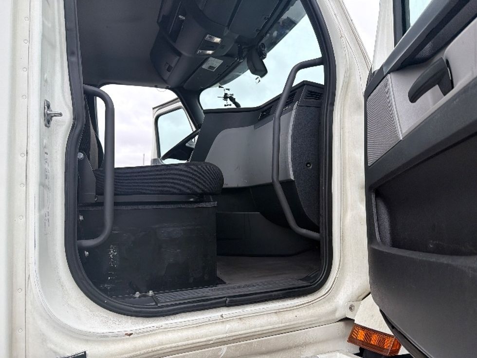 Day Cab Tractor-Heavy Duty Tractors-Freightliner-2019-T12664ST-Chicopee-MA-277,502\n\t\tmiles-$ 46,500 - Image 12