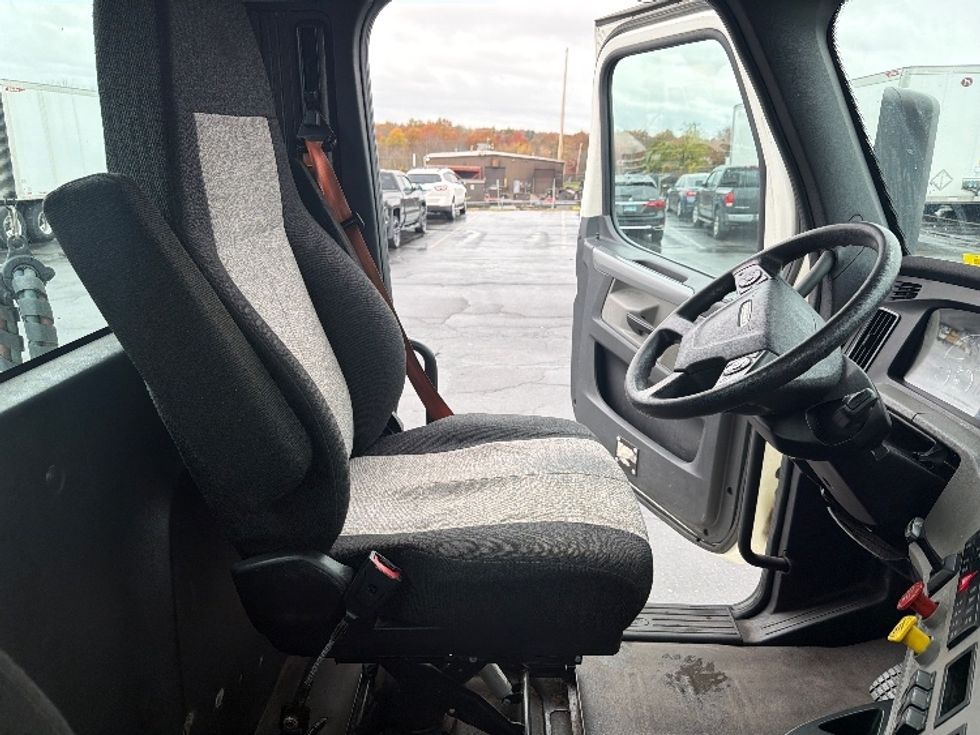 Day Cab Tractor-Heavy Duty Tractors-Freightliner-2019-T12664ST-Chicopee-MA-277,502\n\t\tmiles-$ 46,500 - Image 14