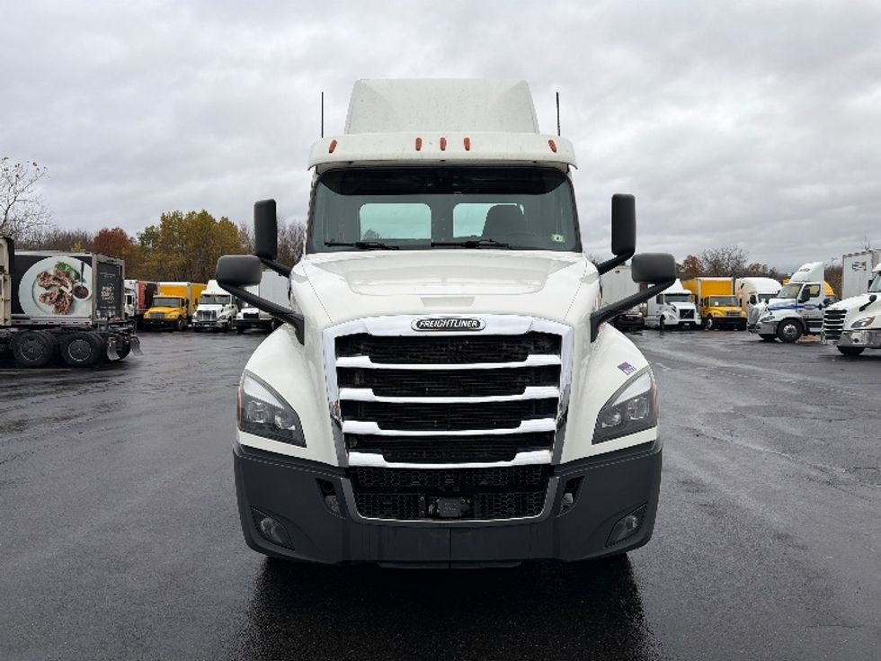 Day Cab Tractor-Heavy Duty Tractors-Freightliner-2019-T12664ST-Chicopee-MA-277,502\n\t\tmiles-$ 46,500 - Image 2