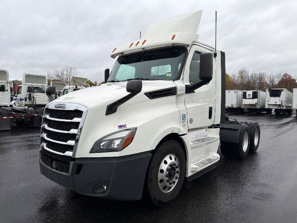 Day Cab Tractor-Heavy Duty Tractors-Freightliner-2019-T12664ST-Chicopee-MA-277,502\n\t\tmiles-$ 46,500 - Image 3