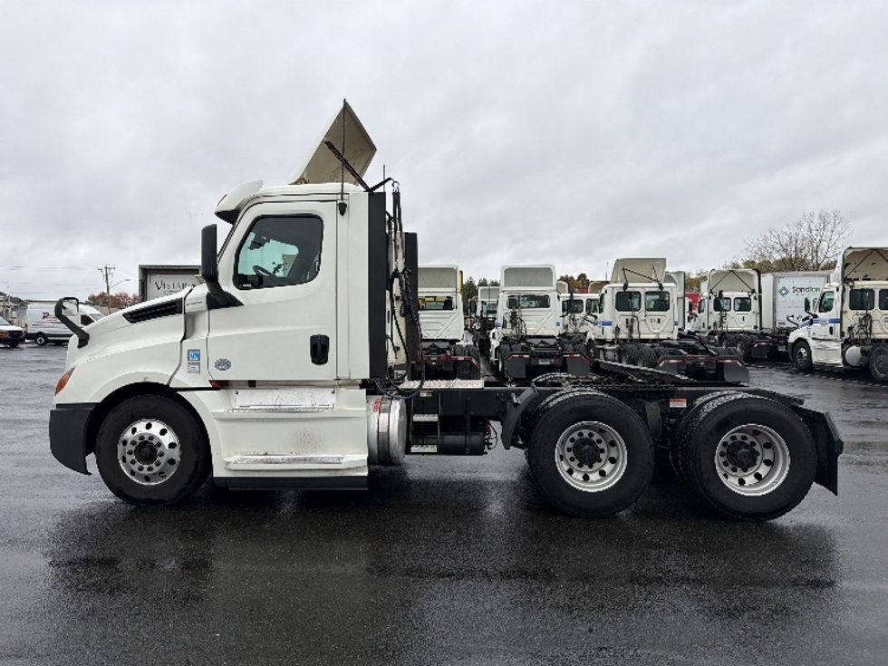 Day Cab Tractor-Heavy Duty Tractors-Freightliner-2019-T12664ST-Chicopee-MA-277,502\n\t\tmiles-$ 46,500 - Image 4