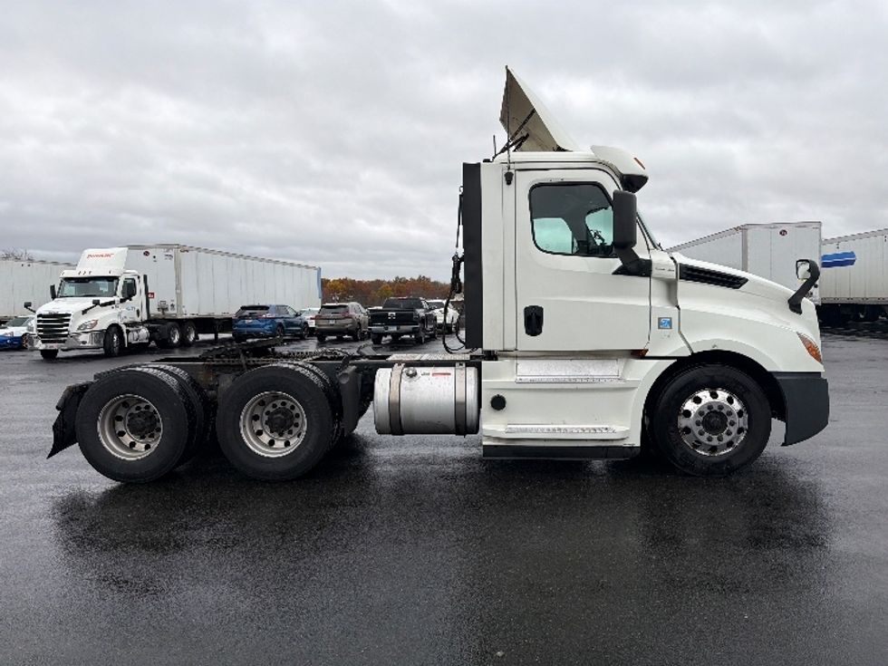 Day Cab Tractor-Heavy Duty Tractors-Freightliner-2019-T12664ST-Chicopee-MA-277,502\n\t\tmiles-$ 46,500 - Image 8