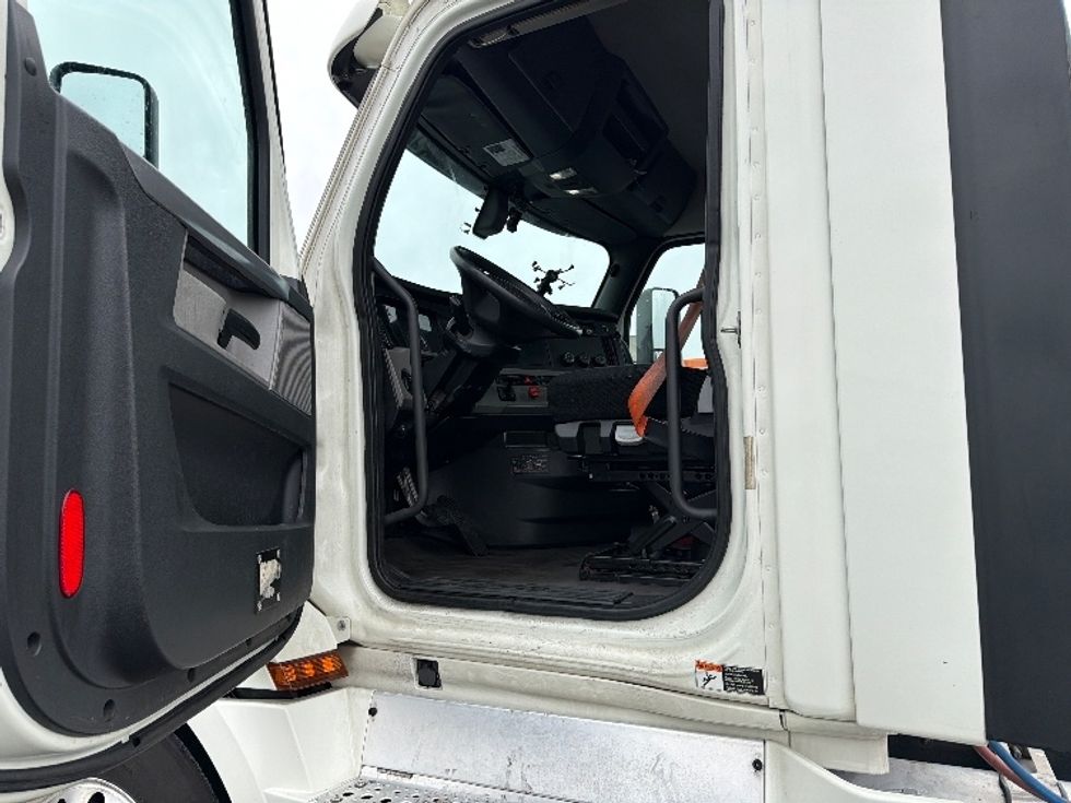 Day Cab Tractor-Heavy Duty Tractors-Freightliner-2019-T12664ST-Chicopee-MA-277,502\n\t\tmiles-$ 46,500 - Image 9