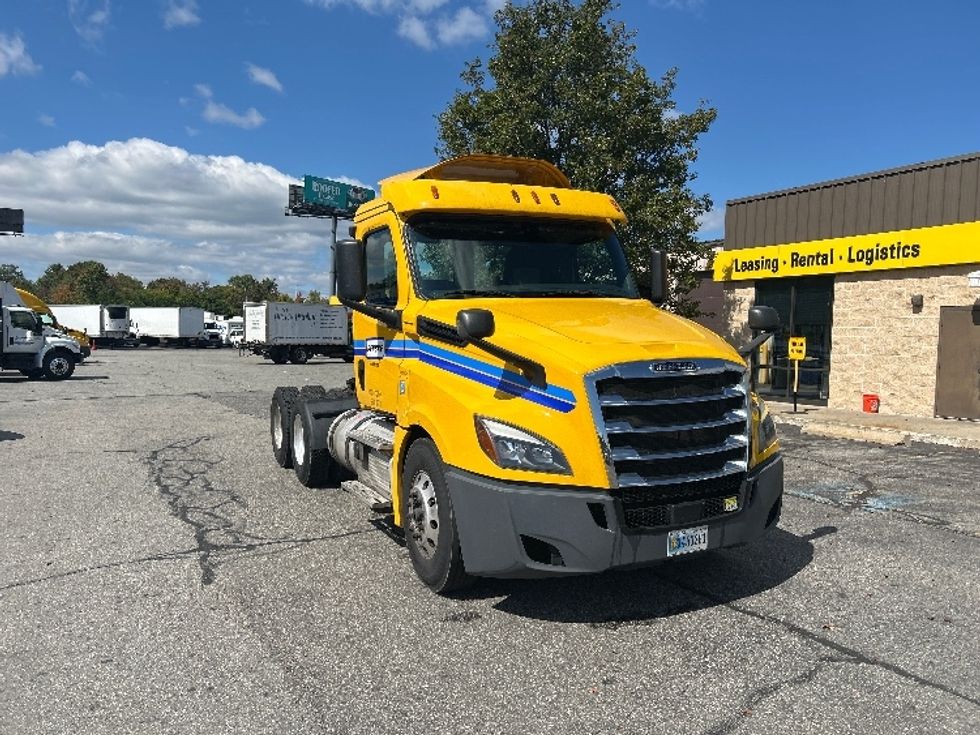 Day Cab Tractor-Heavy Duty Tractors-Freightliner-2019-T12664ST-Chicopee-MA-301,755\n\t\tmiles-$ 41,500 - Image 1