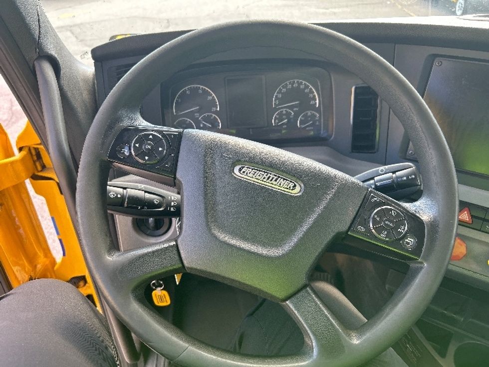 Day Cab Tractor-Heavy Duty Tractors-Freightliner-2019-T12664ST-Chicopee-MA-301,755\n\t\tmiles-$ 41,500 - Image 10